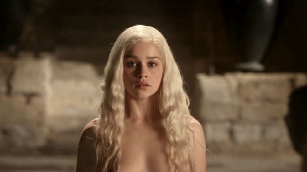Emilia Clarke vindt kritiek op vrouwelijk naakt in 'Game of Thrones' anti-feministisch