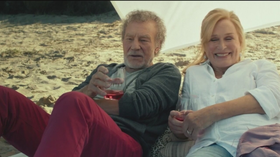 Lachen met Patrick Stewart in trailer komedie 'The Wilde Wedding'