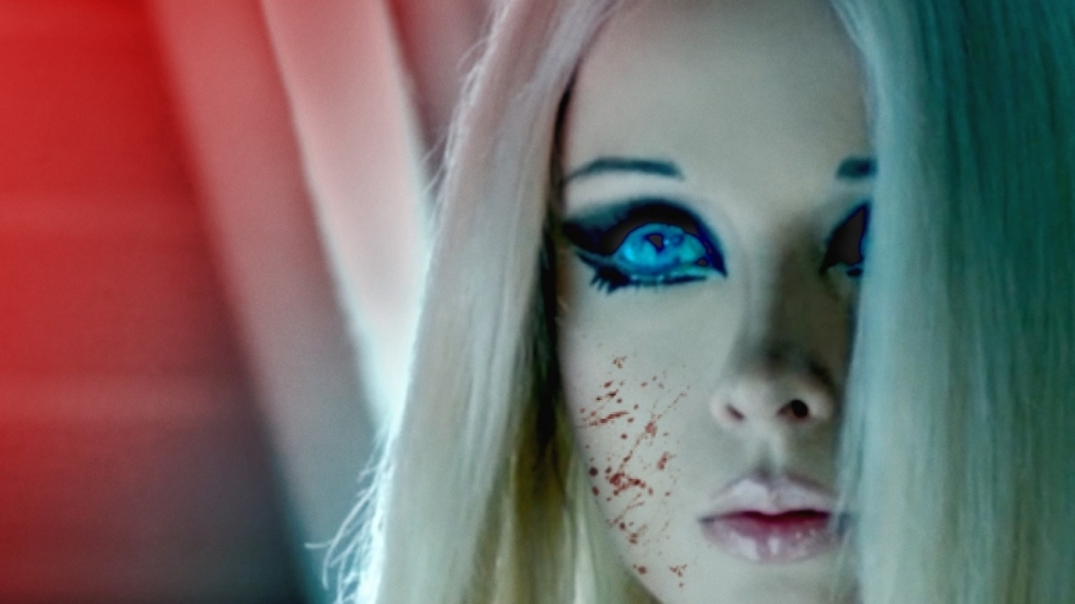 Levende Barbie maakt haar debuut in teaser horrorfilm 'The Doll'