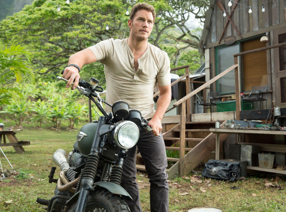 Steven Spielberg en Chris Pratt in nieuwe featurette 'Jurassic World'