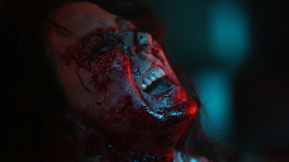 Erotische horrorfilm 'Housewife' krijgt bloederige nieuwe trailer.