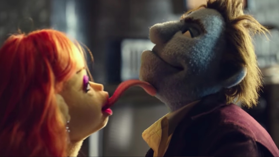 Succesnummer 'Crazy Rich Asians' verslaat 'The Happytime Murders' met gemak aan Box Office