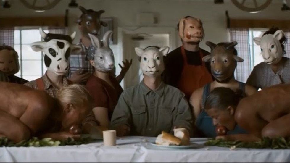Mensen staan op het menu in akelige trailer 'The Farm'