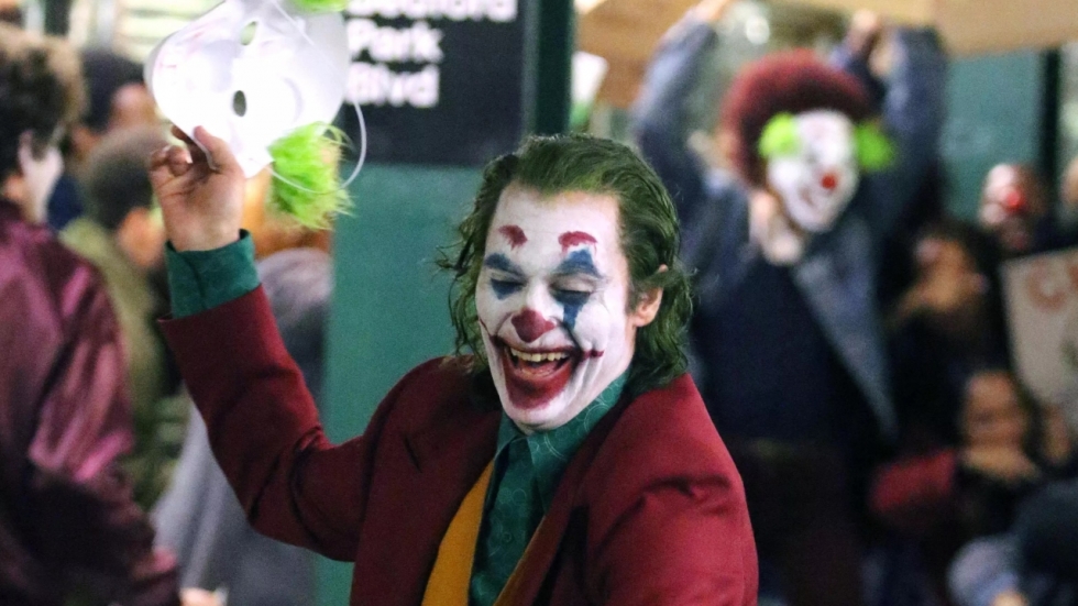 Foto's DC-film 'Joker' geven beste blik op Gothams maniak