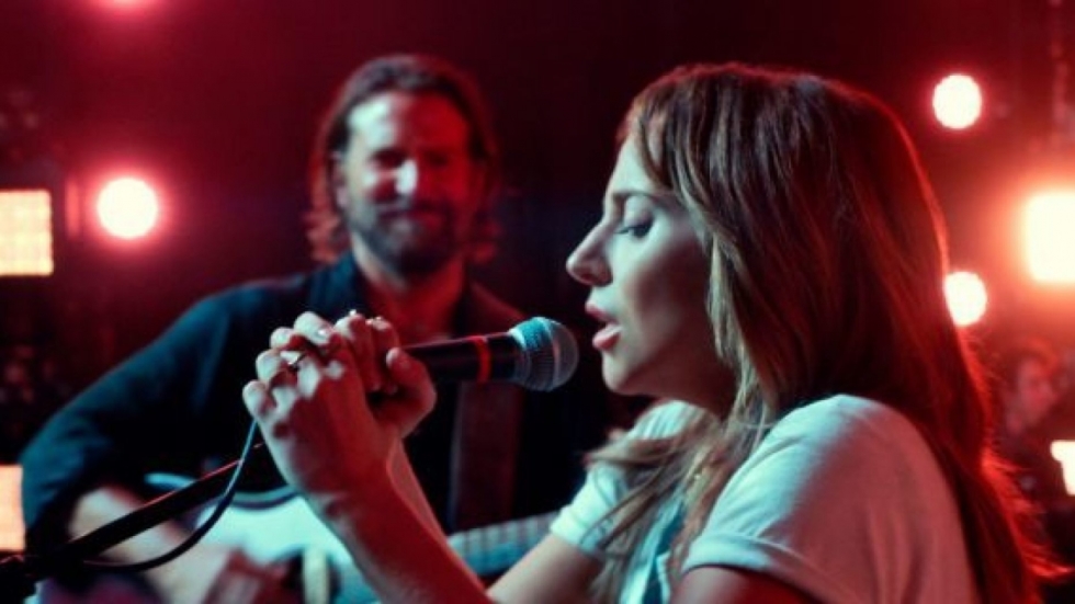 'Lady Gaga & Bradley Cooper verrassen publiek met eerste live optreden'