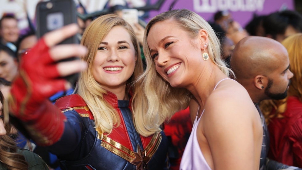 Bloedmooie Brie Larson en Scarlett Johansson schitteren met Infinity Stones tijdens 'Endgame'-première!