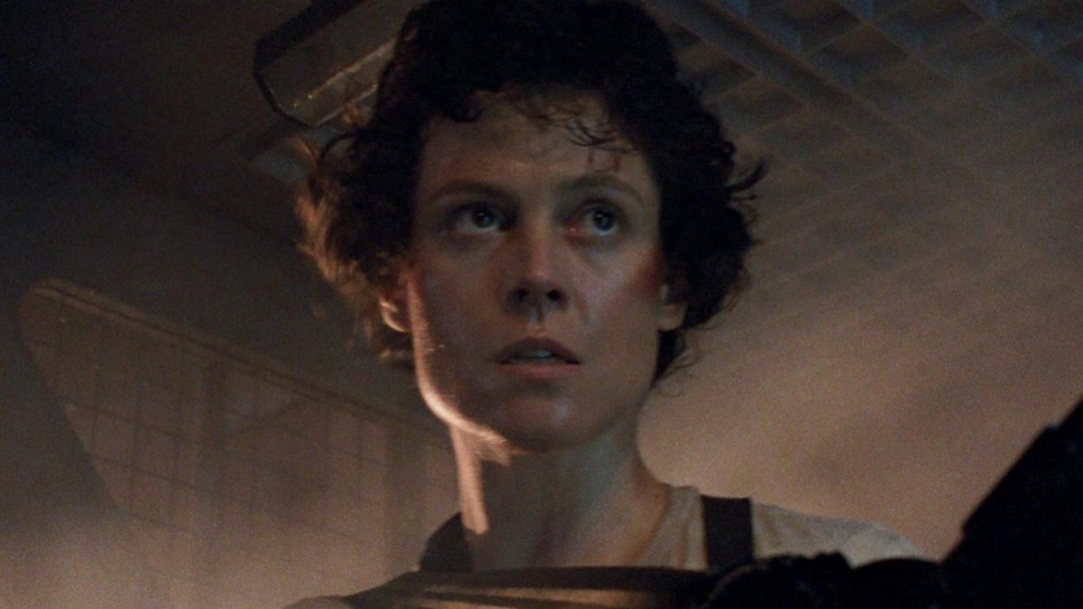 Sigourney Weaver brengt verrassingsbezoek aan virale schoolmusical 'Alien'