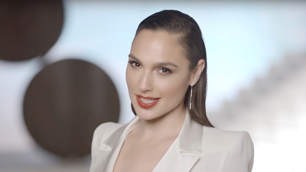 Gal Gadot (Wonder Woman) promoot moederland Israël op Eurovisie Songfestival (dat Nederland heeft gewonnen)