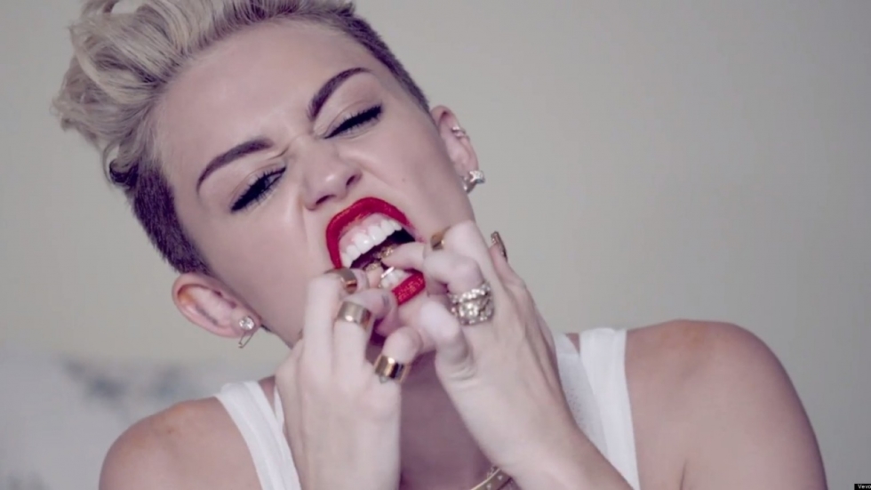 Miley Cyrus is weer lekker aan het twerken (video)