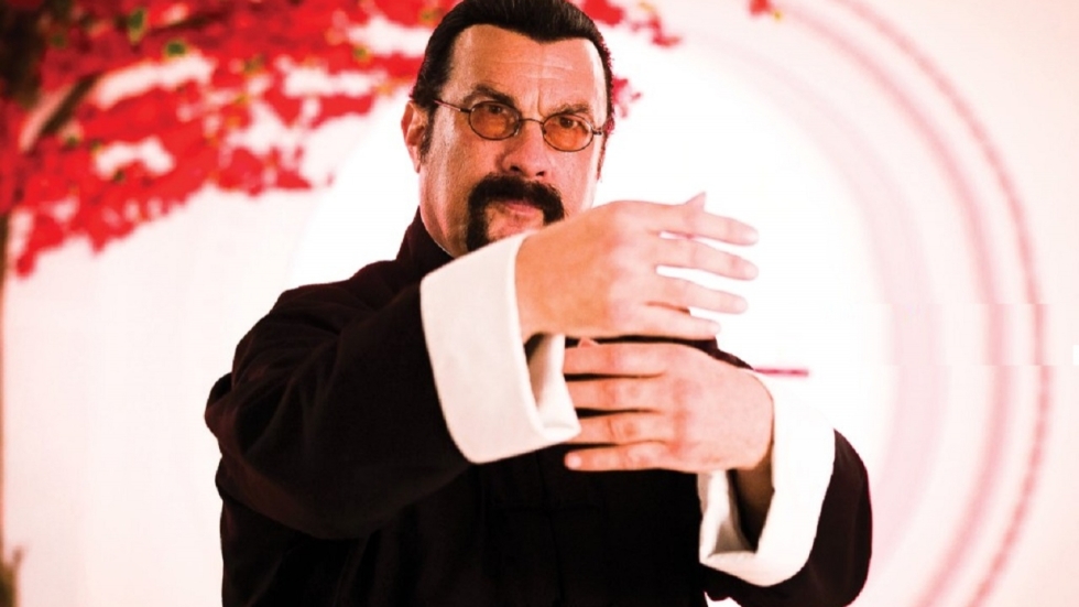 'Zwaarlijvige' Steven Seagal herenigd naast DMX in trailer 'Beyond The Law'