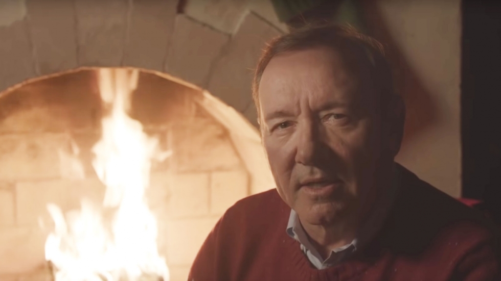 Kevin Spacey deelt opnieuw een zéér vreemde Kerstvideo