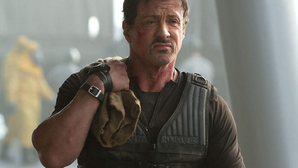 Sylvester Stallone moet 'dame in nood' redden uit dystopisch Amerika