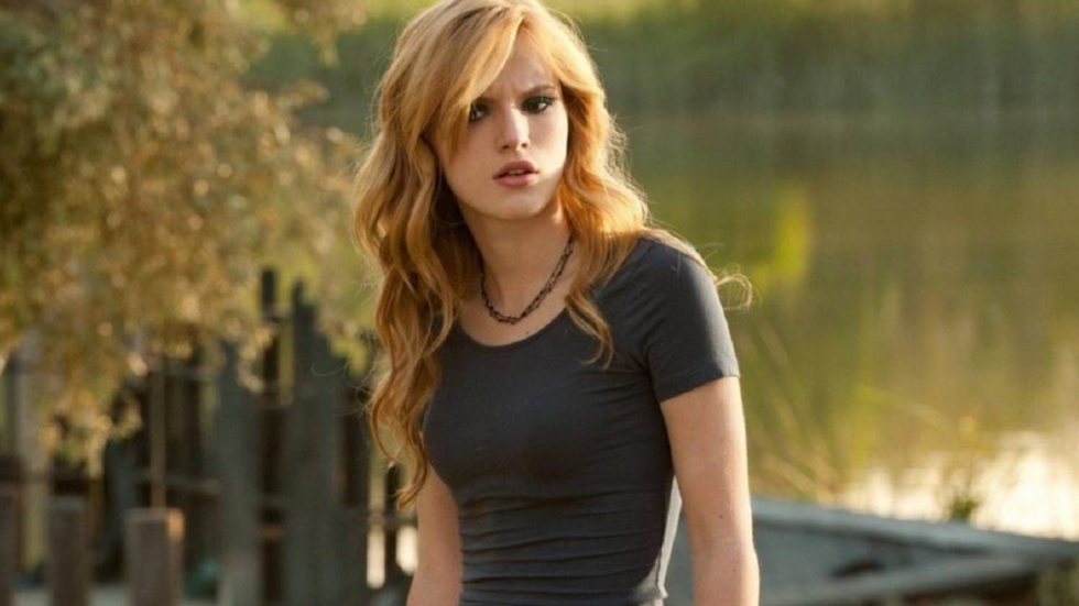 Bella Thorne met vriendinnen in bed