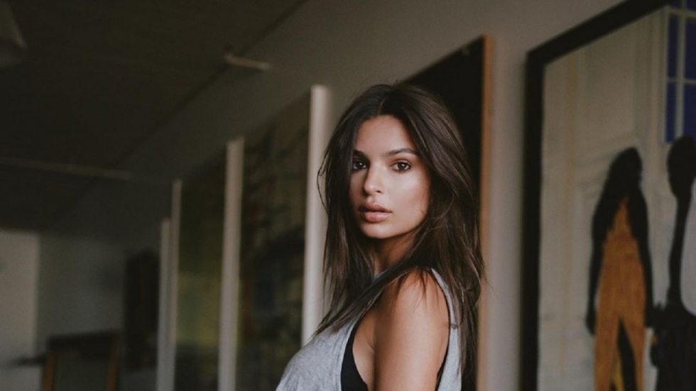 Emily Ratajkowski zonder iets om het lijf in het zonnetje!