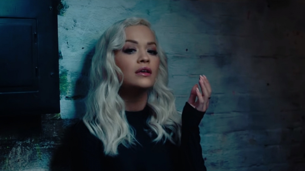 Rita Ora weer lekker schaars gekleed in het zonnetje