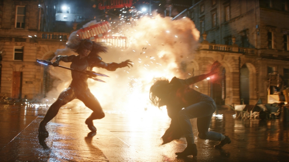 Nieuwe beelden van knetterhard gevecht tussen Scarlet Witch en Proxima Midnight uit 'Avengers: Infinity War'