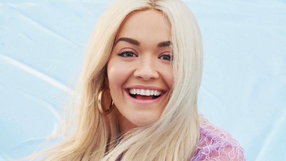 Rita Ora bewegelijk in kleine triangel-bikini