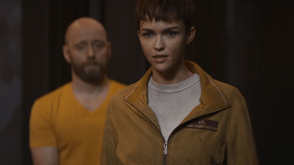 Ruby Rose ramt erop los in 'The Doorman' trailer