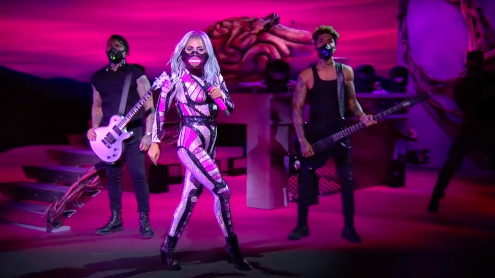 De bijzondere mondkapjes die Lady Gaga gisteren droeg bij de VMA Awards