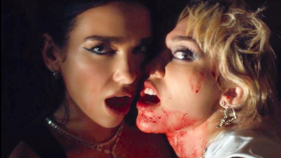 Miley Cyrus bedrijft de liefde met beroemde zangeres in nieuwe video