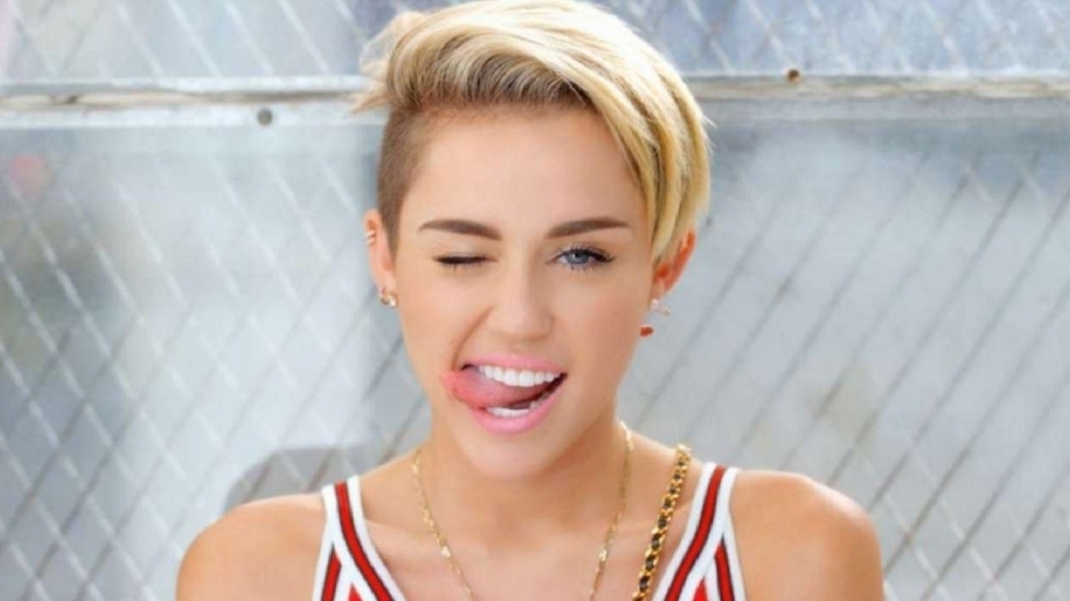 Miley Cyrus als schaars gekleed kerstcadeautje op Insta-foto's