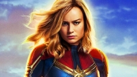 Marvel-actrice Brie Larson trekt haar truitje naar beneden