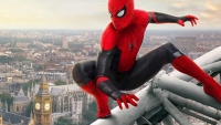 Tom Holland toont het nieuwe 'Spider-Man'-kostuum en beleeft een hoogtepunt