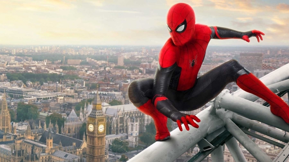 Tom Holland toont het nieuwe 'Spider-Man'-kostuum en beleeft een hoogtepunt