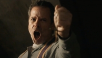 Guy Pearce is een exorcist in creepy trailer 'The Seventh Day'