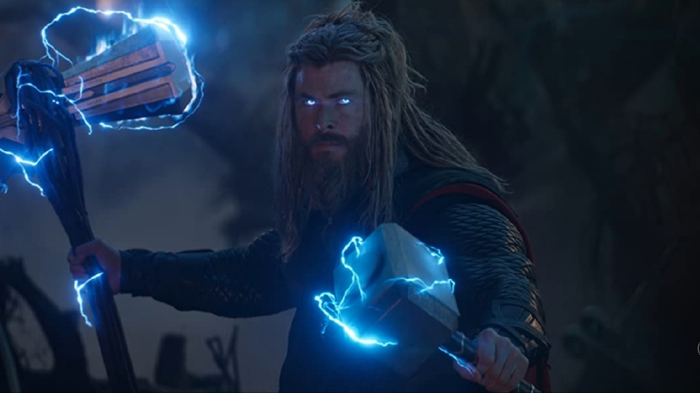 Stuntdubbel Chris Hemsworth in actie met Mjolnir op set 'Thor: Love And Thunder'