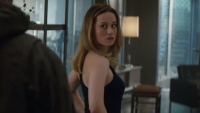 Marvel-actrice Brie Larson trekt haar truitje naar beneden