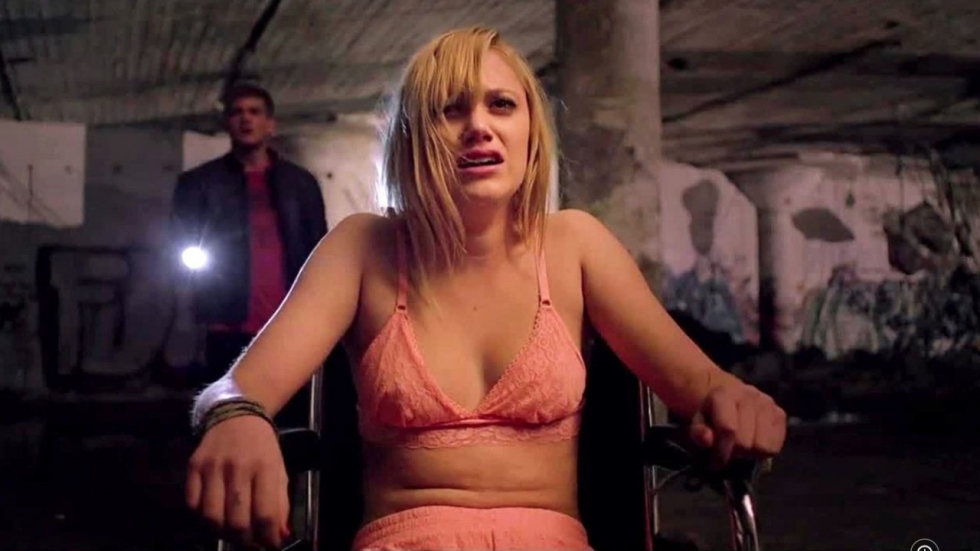 Exclusieve clip 'Watcher': Maika Monroe (It-Follows) verstopt zich voor stalker