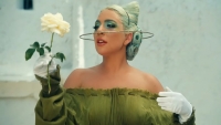 Lady Gaga lekker aan het sporten in een zeer luchtig tennispakje