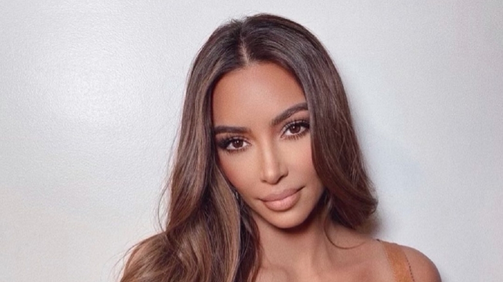 Kim Kardashian toont haar wulpse vormen in legerjurkje op Insta-foto's