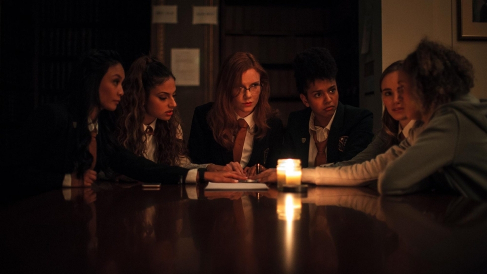 Dode studente spookt door meisjesacademie in trailer van horrorfilm 'Seance'
