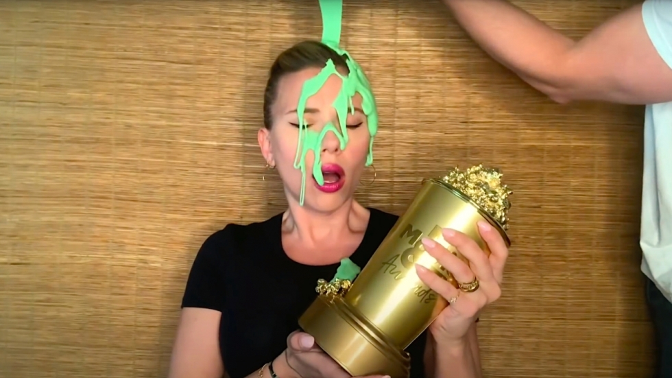 Scarlett Johansson wordt helemaal ondergekliederd door haar man in deze video