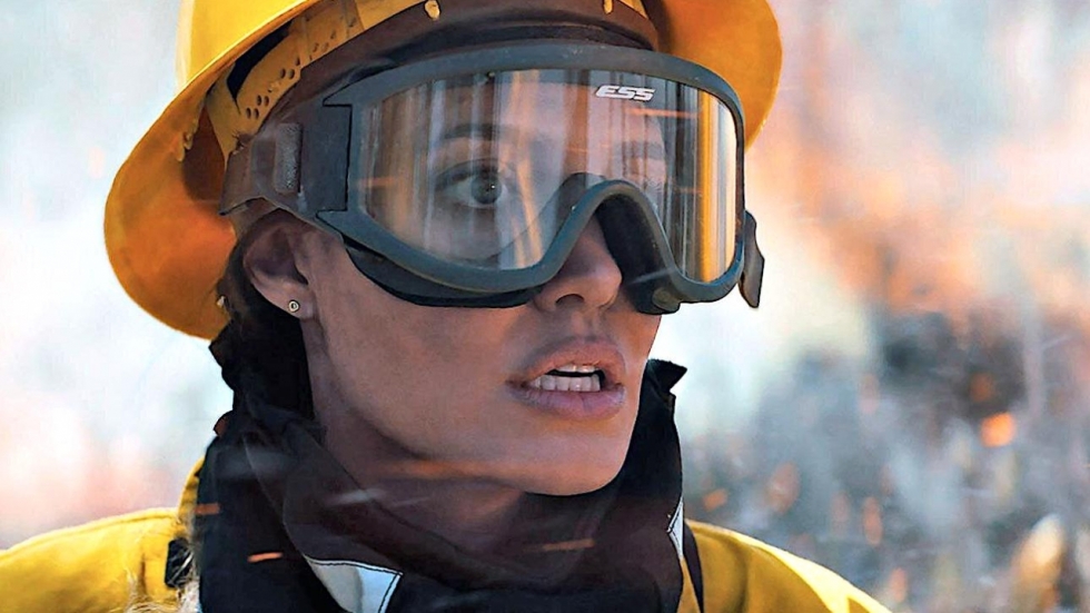 Brr...Angelina Jolie bedekt haar hele lichaam met levende bijen