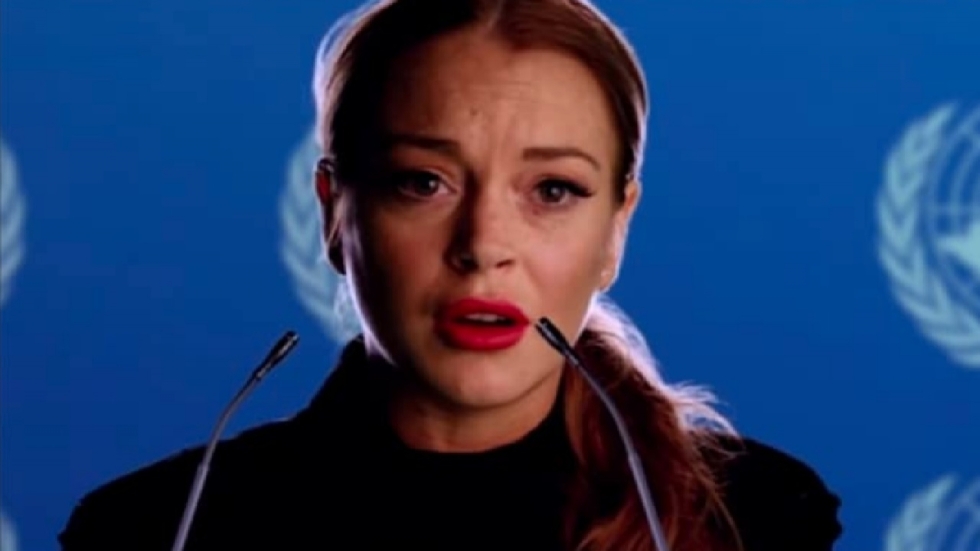 Ze is terug! Lindsay Lohan schittert op eerste foto van een nieuwe Netflix-film