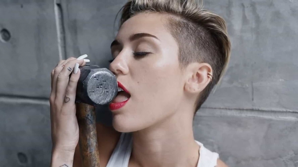 Het mag allemaal wat 'minder heet' van Miley Cyrus dus ze gaat ijsjes verkopen