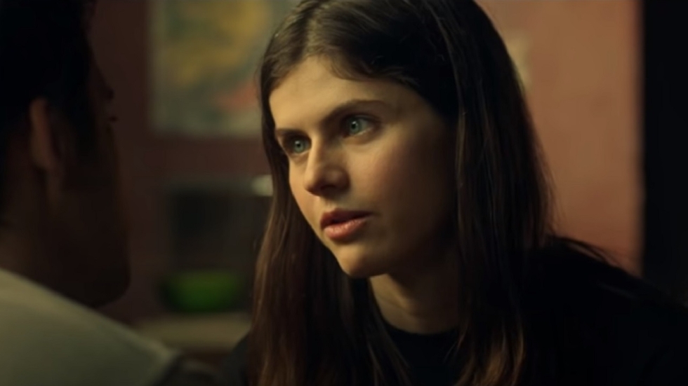 Alexandra Daddario is hot in trailer 'Die in a Gunfight'