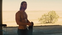 Mega gespierde Chris Hemsworth trekt en duwt er flink op los in nieuwe workout-video