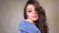 Hailee Steinfeld in onthullend maar chic topje op nieuwe Insta-foto's