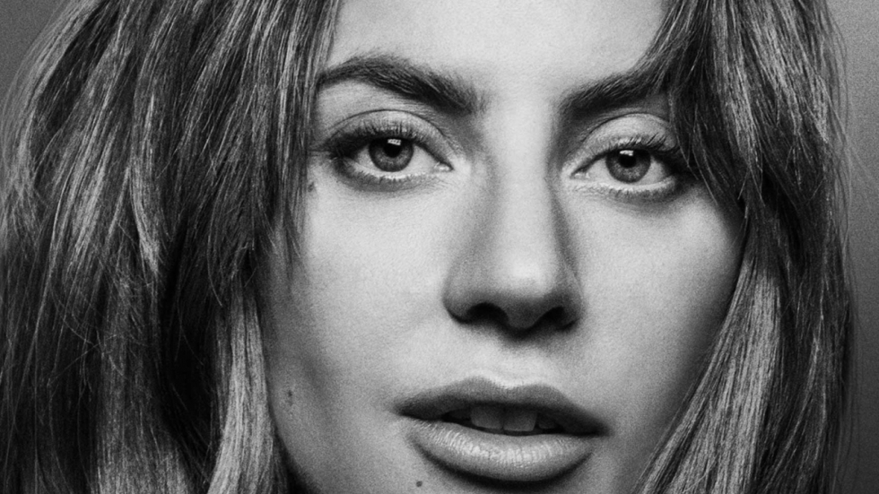 Lady Gaga lekker aan het sporten in een zeer luchtig tennispakje