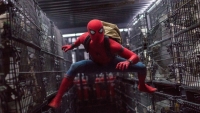 Tom Holland toont het nieuwe 'Spider-Man'-kostuum en beleeft een hoogtepunt