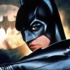 Batman kostuum ontwerper legt eindelijk uit waarom hij voor tepels ging op batsuit
