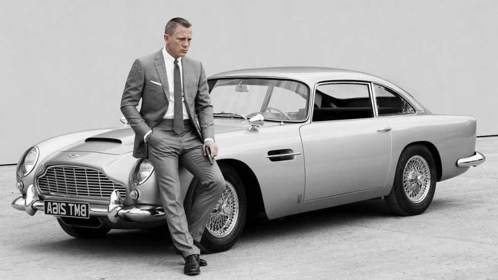 Cool: Vintage Aston Martin vliegt over Noorse wegen voor 'Bond 25'