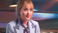 Marvel-actrice Kathryn Newton in opvallend kort jurkje op tv