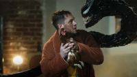 Venom vreet bijna agent op in clips 'Venom: Let There Be Carnage'