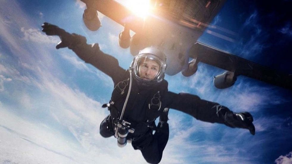 Tom Cruise haalt een levensgevaarlijke stunt uit op foto's van 'Mission: Impossible 7'
