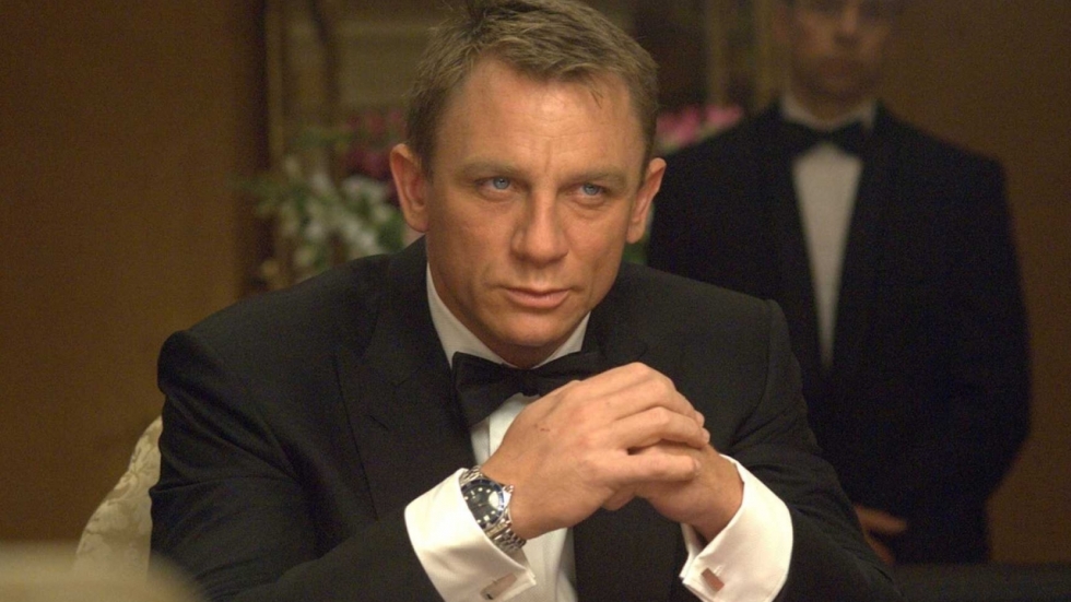 Daniel Craig staat voor paal op rode loper bij wereldpremière 'No Time To Die'